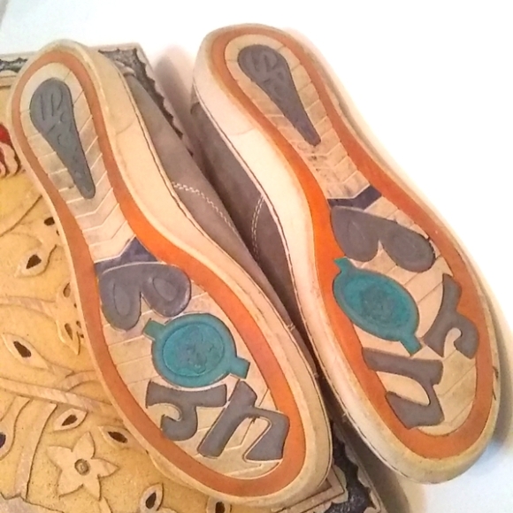 BORN Suede Snickers  8.5 - Picture 3 of 5